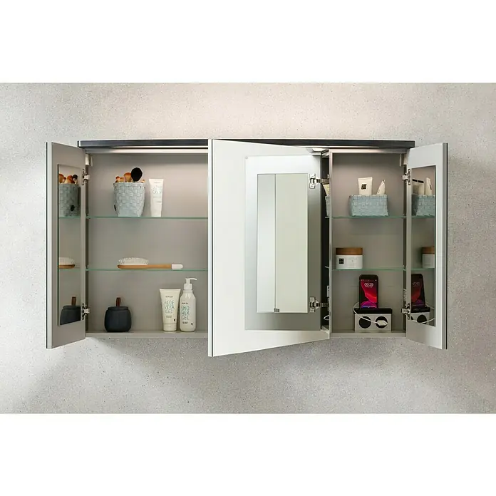 Camargue Swing K Badmöbel-Set BC1 - Gesamtbreite Badmöbel: 120 cm, Dark Oak, Matt, 4 -tlg. - Ein offener Badezimmerschrank mit Spiegeln, Regalen und verschiedenen Badartikeln, der eine elegante Aufbewahrungslösung bietet.
