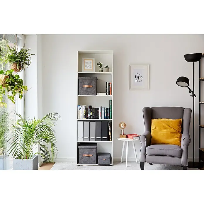 Store It Premium Aufbewahrungsbox - L x B x H: 30 x 30 x 30 cm, Grau - Einrichtungsidee mit einem weißen Bücherregal, das mit Büchern und dekorativen Aufbewahrungsboxen ausgestattet ist, für ein stilvolles Ambiente.