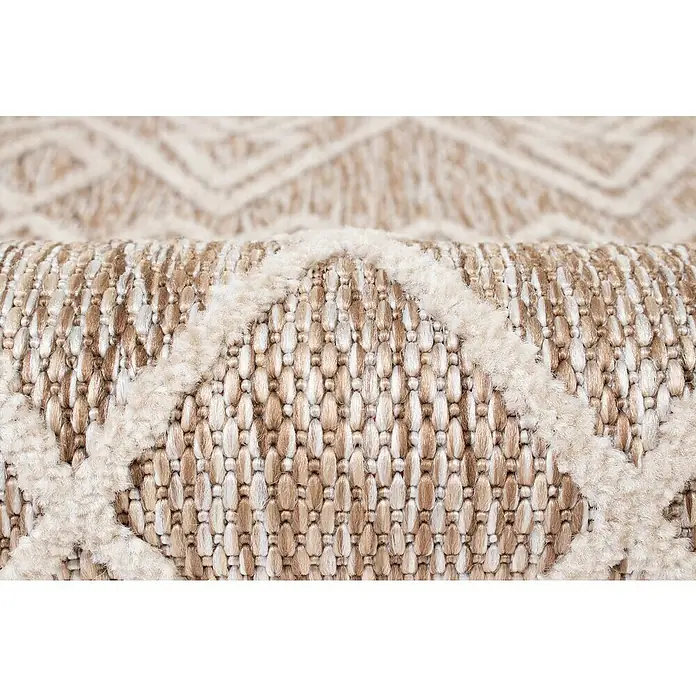 Outdoor-Teppich Malibu - Beige, 230 x 160 cm, 100 % Polypropylen - Detailansicht eines gewebten Teppichs mit abstraktem Zickzackmuster in Beige- und Cremetönen, der eine gemütliche Textur und ein warmes Ambiente ausstrahlt.