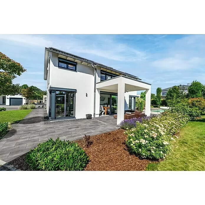 EHL Terrassenplatte Grande - 80 x 40 x 5 cm, Nero, Beton - Dunkelgraue rechteckige Terrassenplatten bilden eine moderne Terrasse und einen Weg um ein Haus.