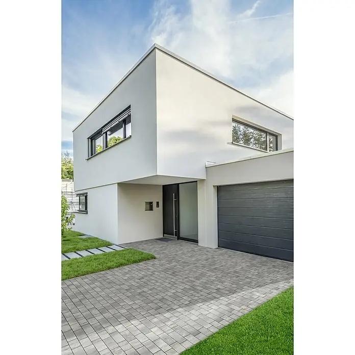 EHL Pflasterstein Top Drän - Weiß/Anthrazit, 30 x 15 x 6 cm, Rechteckig - Moderne Hausfassade in Weiß mit grauen Pflastersteinen und Garage, die ein elegantes und minimalistisches Design präsentiert.