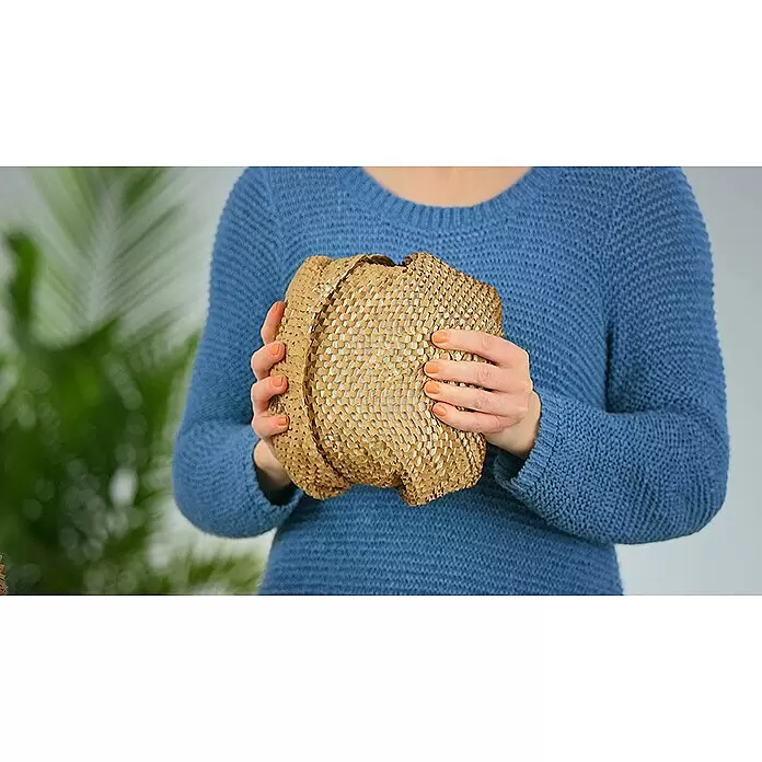 Ranpak Luftpolsterpapier NatureWrap - L x B: 10 m x 35 cm - Person hält braunes Wabenpapier-Polstermaterial, das seine flexible Textur zeigt.