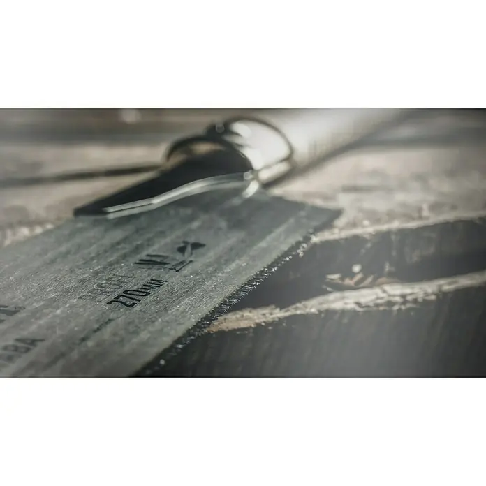 Wisent Japansäge Kataba - Blattlänge: 270 mm, Material Griff: Bambus - Nahaufnahme einer Metallsäge mit der Aufschrift 270mm, die Schärfe und Präzision für professionelle Schneidarbeiten verspricht.