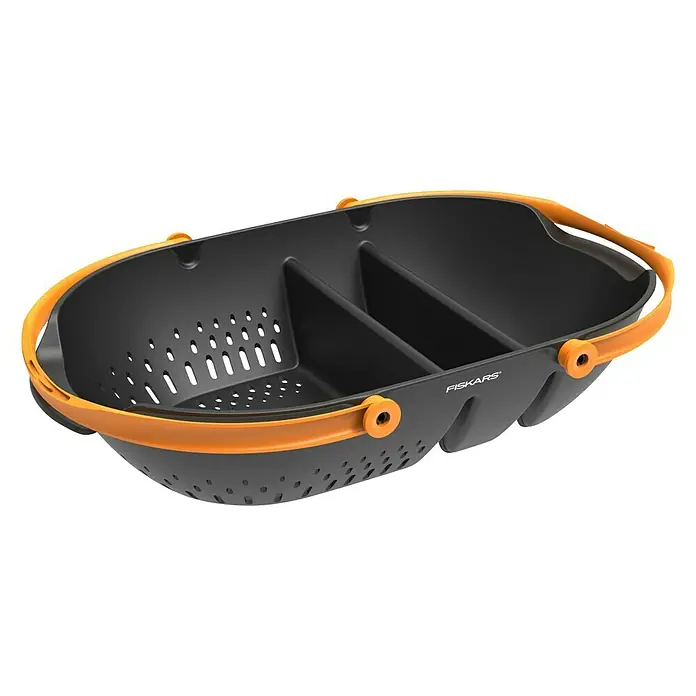 Fiskars Plus Gartenkorb - Kunststoff, Schwarz/Orange - Das Bild zeigt einen Fiskars Berry Picker, ein praktisches Gartengerät zum Sammeln von Beeren mit einem integrierten Abtropfbereich und Griffen.