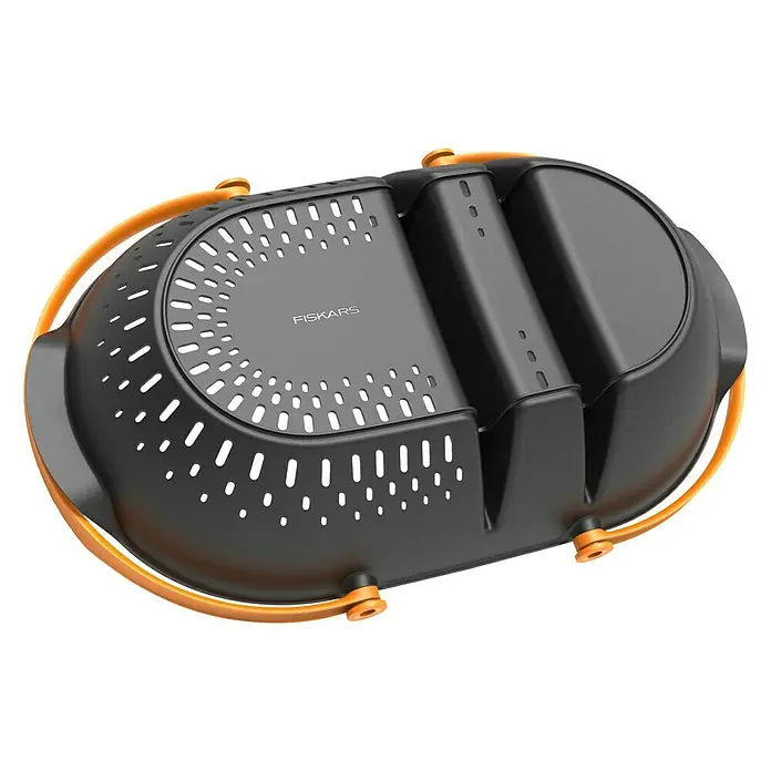 Fiskars Plus GartenkorbKunststoff, Schwarz/Orange - Eine Nahaufnahme eines Fiskars Rollengartensitzes mit einem schwarzen Rahmen und orangefarbenen Akzenten.