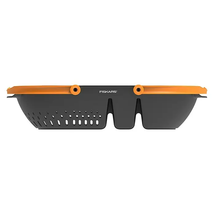 Fiskars Plus GartenkorbKunststoff, Schwarz/Orange - Das Bild zeigt einen schwarzen Fiskars Küchenseiher mit orangefarbenen Akzenten, ideal für das Abgießen von Nudeln oder Gemüse.