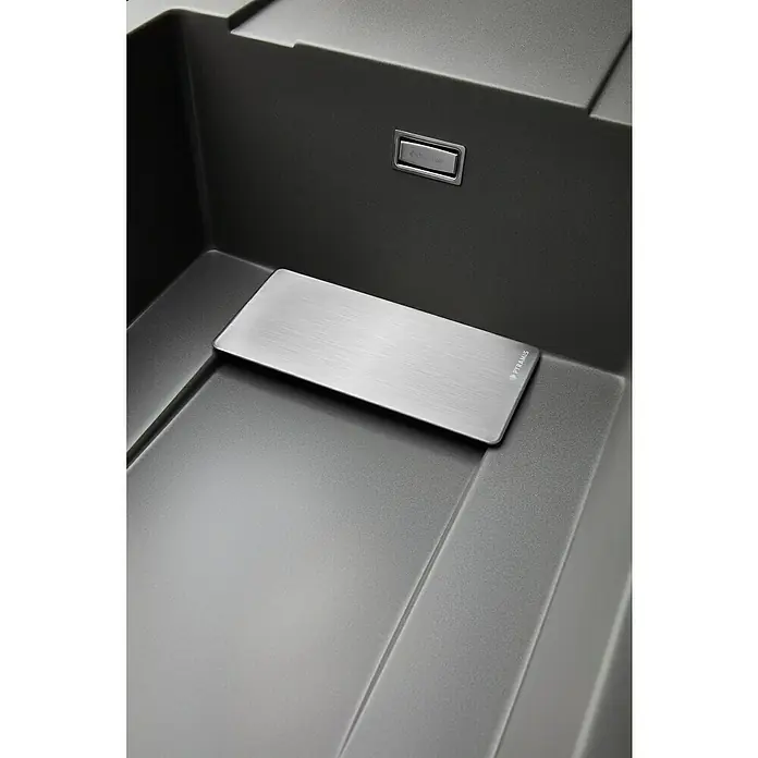 Pyramis Einbauspüle Kartesio - 79 x 50 cm, Carbon - Detailansicht einer modernen, grauen Spüle mit einem silberfarbenen Abtropfbrett, das Funktionalität und stilvolles Design vereint.