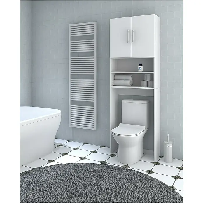 Trendteam Umbauschrank - Geeignet für: WCs & Waschmaschinen, 64 x 25 x 190 cm, Weiß - Badezimmer-Interieur mit einer weißen Badewanne und einem weißen WC-Oberschrank mit Handtüchern und Pflegeprodukten.