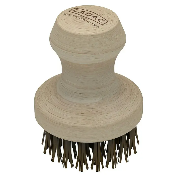 Cadac Grillbürste Greengrill - Durchmesser: 6 cm - Abgebildet ist eine Grillbürste mit Holzgriff und der Aufschrift "CADAC Live the Braai Life", ideal zum Reinigen von Grillrosten und -platten.