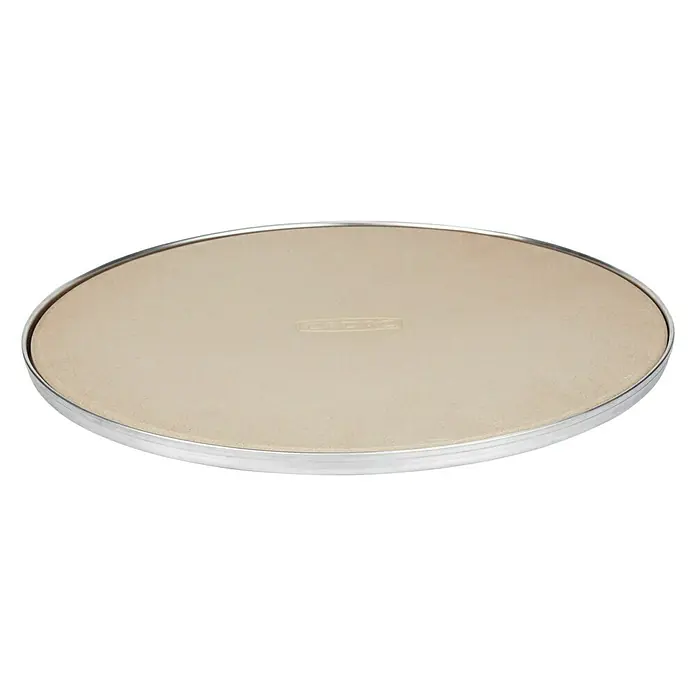 Cadac Pizzastein Pro - Durchmesser: 36 cm - Aufnahme einer runden Pizzaplatte mit silbernem Rand vor einem schwarzen Hintergrund.