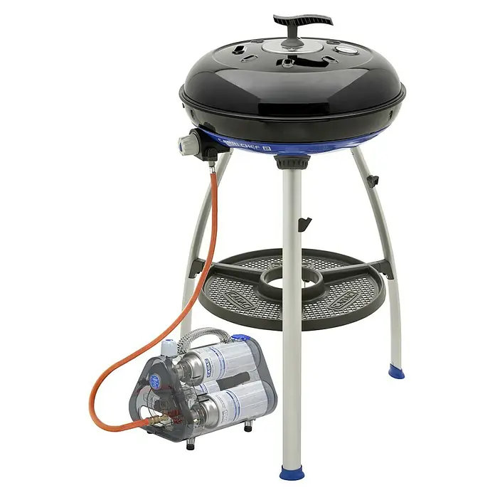 Cadac Kartuschenhalter-Set - Passend für: 3 Bajonettkartuschen (227g) - Das Bild zeigt einen tragbaren Cadac Carri Chef 2 Gasgrill mit einem blauen Rand, der auf drei Beinen steht und mit Gaskartuschen betrieben wird.