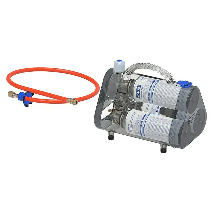 Cadac Kartuschenhalter-Set - Passend für: 3 Bajonettkartuschen (227g) - Abbildung eines CADAC Adventure To Go Gasgrill mit orangefarbenem Gasschlauch, der für Camping und Outdoor-Küche konzipiert ist.