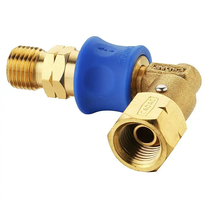 Cadac Schnellverschluss Winkel - Passend für: 8 mm Gasschläuche - Dieses Bild zeigt einen CADAC-Winkeladapter, ein Messingteil mit einem blauen Schnellverschluss, ideal für Gasanschlüsse.