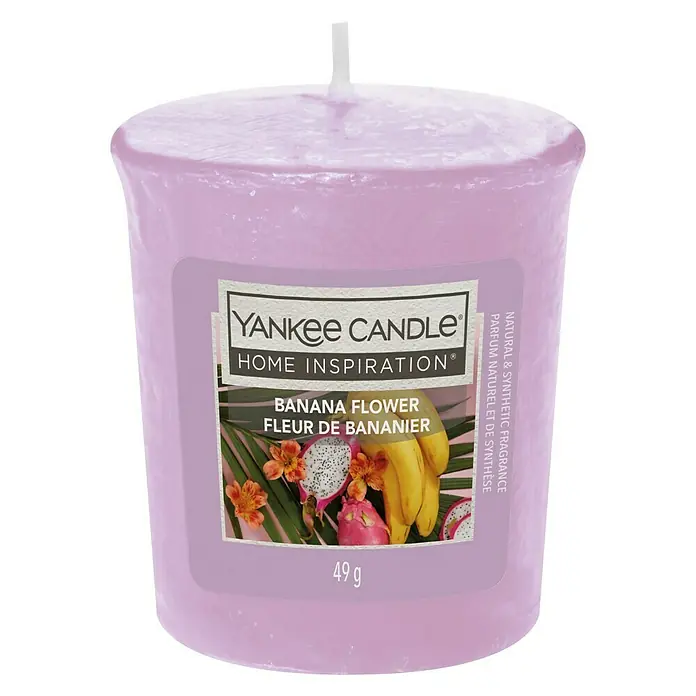 Yankee Candle Home Inspirations Votivkerze - Banana Flower, 49 g - Nahaufnahme einer Yankee Candle Home Inspiration Duftkerze "Banana Flower" in zartem Lila.