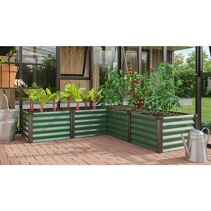 Vitavia Hochbeet Meta In & Out 401 - 185 x 185 x 40 cm, Zincalume®, Seegras/Schwarz - Das Bild zeigt einen erhöhten Garten mit Gemüsebeet, in dem Rote Bete und Tomaten angepflanzt sind, neben einer Gießkanne auf einer Ziegelterrasse.