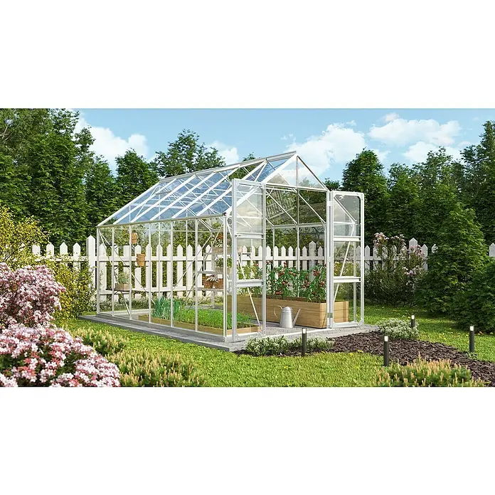 Vitavia Gewächshaus Domus 9900Außenmaß inkl. Dachüberstand (B x T): 257 x 387 cm, 3 mm, Aluminium - Ein Gewächshaus mit Glasplatten, in dem Pflanzen wie Tomaten wachsen, steht in einem Garten mit einem Rasen.
