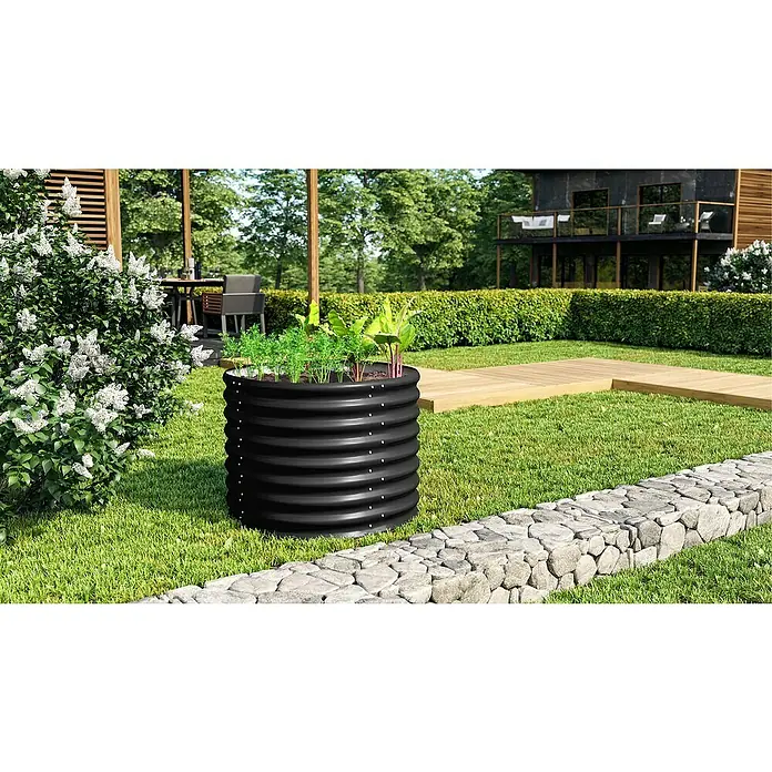 Vitavia Hochbeet Terra 630 - 82 x 82 x 63 cm, Zincalume®, Schwarz - Bild eines schwarzen Hochbeets mit Pflanzen in einem grünen Garten, umgeben von Blumen und einem Steinwall.