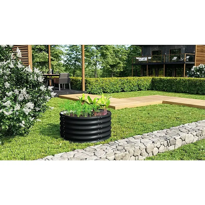 Vitavia Hochbeet Terra 401 - 82 x 82 x 40,1 cm, Zincalume®, Schwarz - Schwarzes, rundes Hochbeet mit Gemüse bepflanzt, steht im gepflegten Garten mit Rasen und Steinmauer. Ideal für den Anbau von Kräutern und Gemüse.