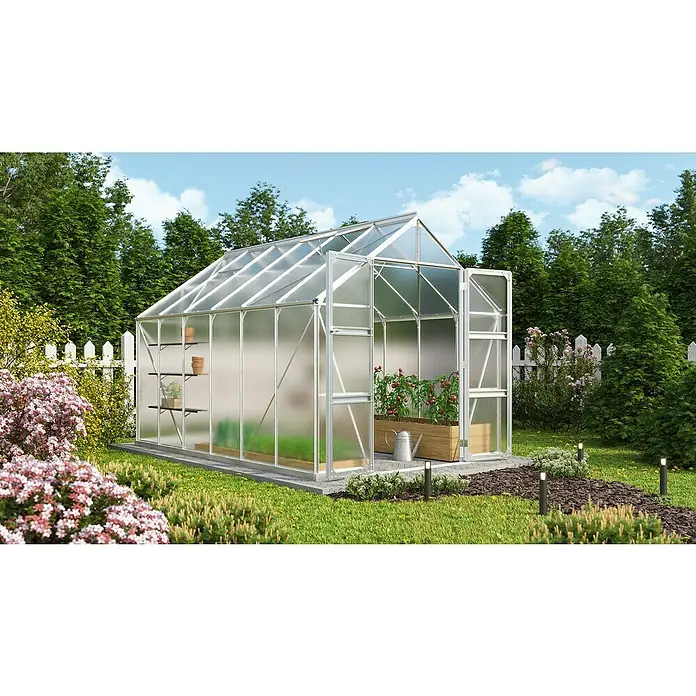 Vitavia Gewächshaus Domus 9900 - Außenmaß inkl. Dachüberstand (B x T): 257 x 387 cm, 6 mm, Aluminium - Nahaufnahme eines Gewächshauses mit Pflanzen, Töpfen und Bewässerungskanne in einem gepflegten Garten mit Rasen und Blumenbeeten.