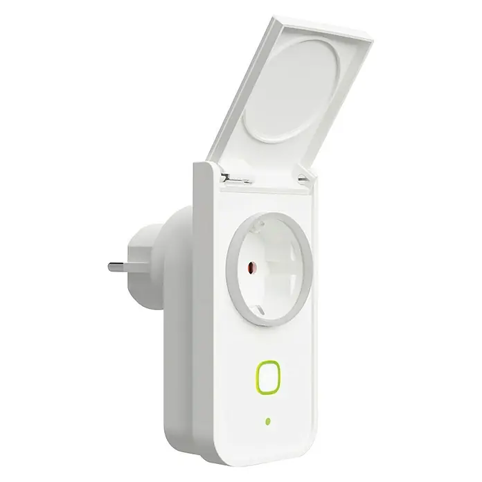 Muvit iO Enchufe inteligente WiFi + Hub Bluetooth Mesh - Para exterior, IP44, Blanco, 16 A - Primer plano de un enchufe inteligente blanco con la tapa abierta, mostrando la toma de corriente. El dispositivo tiene un indicador LED verde.