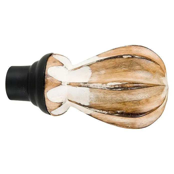 Tapa final Colonial Globo - Blanco, 1 ud. - Primer plano de un terminal de barra de cortina de madera decorativa con montura negra y adornos artísticos.