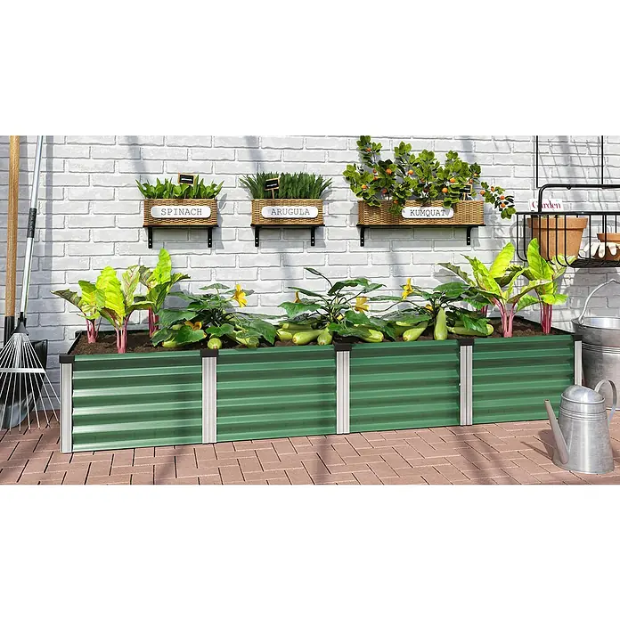 Vitavia Hochbeet Meta In & Out 401 - 245 x 65 x 40 cm, Zincalume®, Seegras/Alu - Das erhöhte grüne Gartenbeet aus Metall bietet Platz für Gemüse wie Zucchini und Mangold. An der Wand hängen Körbe mit Kräutern.