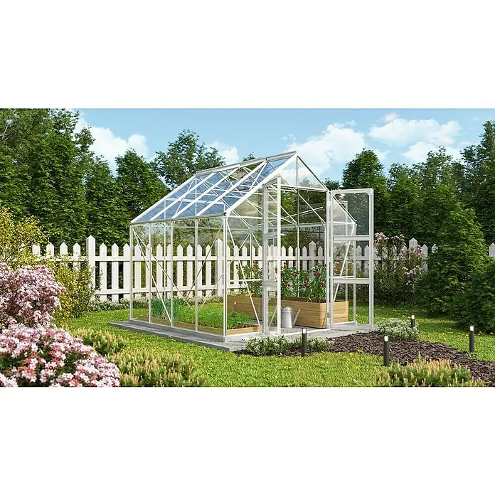 Vitavia Gewächshaus Domus 6700 - Außenmaß inkl. Dachüberstand (B x T): 257 x 263 cm, 3 mm, Aluminium - Geräumiges Gewächshaus mit Glaswänden und Metalldach, umgeben von üppigem Grün in einem gepflegten Garten für Pflanzenliebhaber.