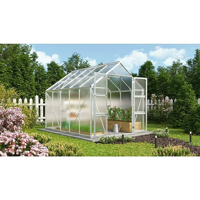 Vitavia Gewächshaus Domus 8300Außenmaß inkl. Dachüberstand (B x T): 257 x 325 cm, 4 mm, Aluminium - Ein geräumiges Gewächshaus aus Metall und Glas mit offenem Eingang, umgeben von üppigem Grün und bunten Blumen. Ideal für den Garten.