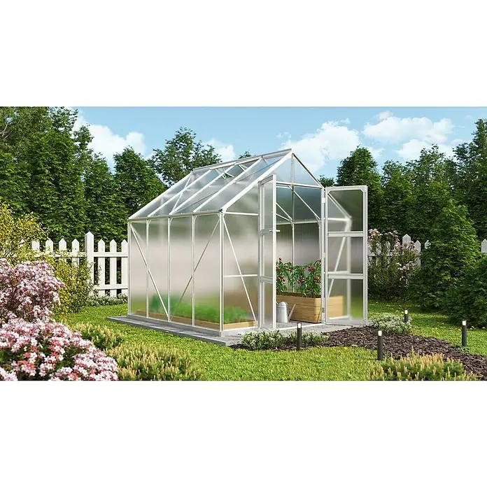 Vitavia Gewächshaus Domus 6700 - Außenmaß inkl. Dachüberstand (B x T): 257 x 263 cm, 6 mm, Aluminium - Eine Nahaufnahme eines Gewächshauses im Garten, das mit Pflanzen und einem Gartenzaun im Hintergrund eine idyllische Szene schafft.