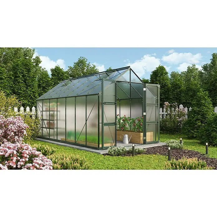 Vitavia Gewächshaus Domus 11500 - Außenmaß inkl. Dachüberstand (B x T): 257 x 449 cm, 4 mm, Smaragd - Eine Nahaufnahme eines Gewächshauses im Freien, das Gemüse und Pflanzen beherbergt und von einem gepflegten Garten umgeben ist.