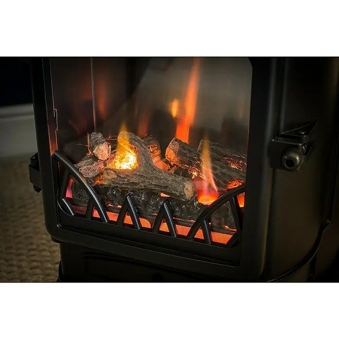 Estufa de gas Provence - 3,4 kW, Negro - Primer plano de una estufa de chimenea eléctrica con llamas simuladas y brasas brillantes, creando un ambiente acogedor.