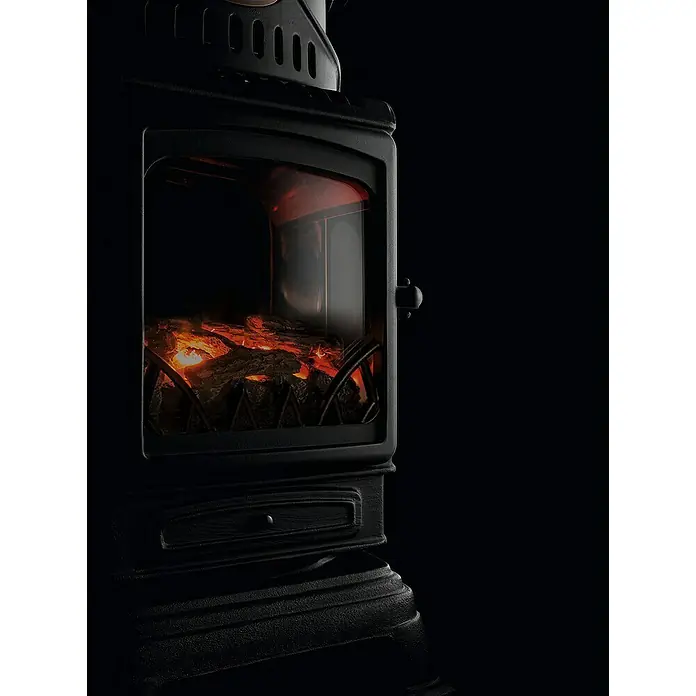 Estufa de gas Provence - 3,4 kW, Negro - Primer plano de una estufa de chimenea eléctrica con llamas simuladas y un diseño rústico sobre un fondo oscuro.