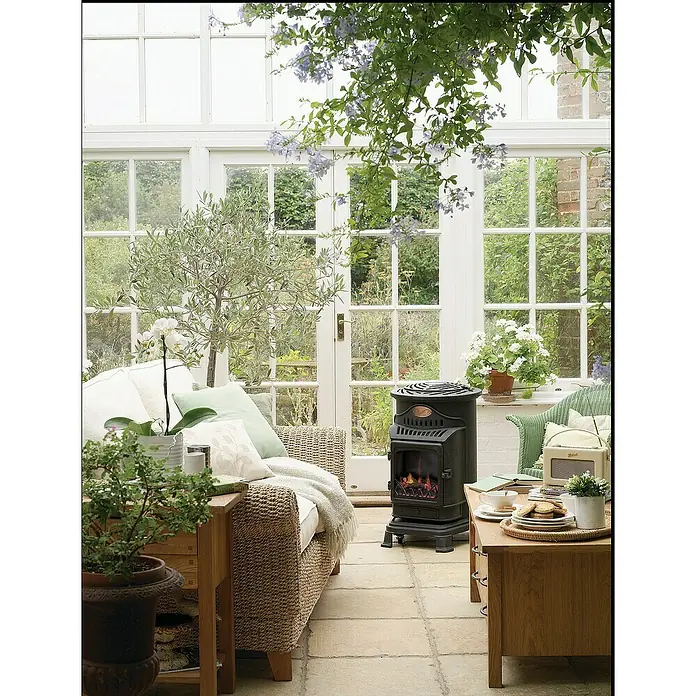 Estufa de gas Provence - 3,4 kW, Negro - Acogedora sala de estar con una estufa elegante que ofrece calidez y ambiente. La decoración es luminosa y acogedora.