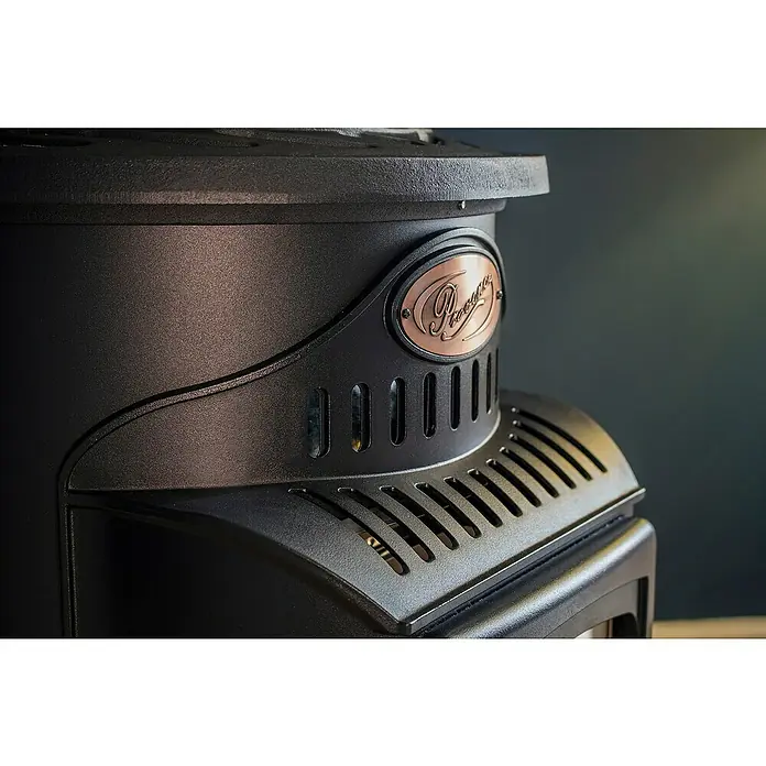 Estufa de gas Provence - 3,4 kW, Negro - Primer plano de una estufa de pellets negra, con detalle decorativo en bronce y ranuras de ventilación.