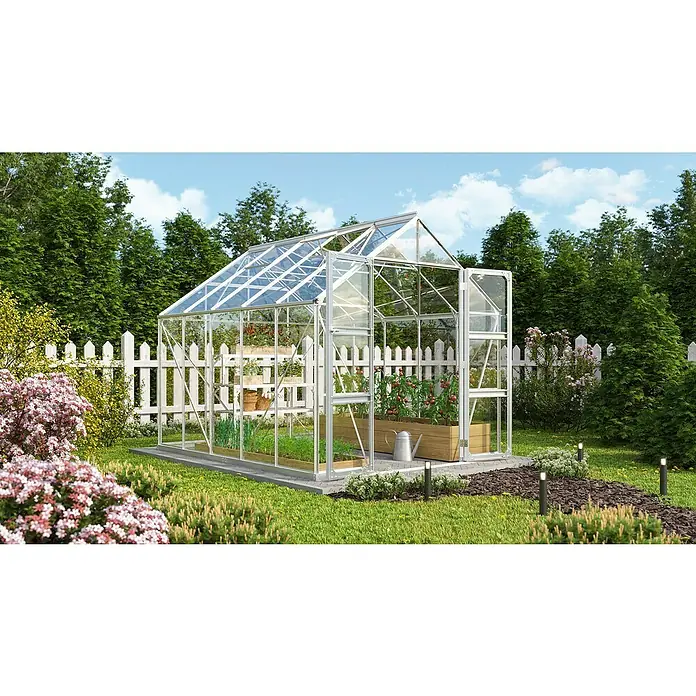 Vitavia Gewächshaus Domus 8300Außenmaß inkl. Dachüberstand (B x T): 257 x 325 cm, 3 mm, Aluminium - Nahaufnahme eines Gewächshauses im Garten, umgeben von Pflanzen und Blumen, perfekt für Hobbygärtner und den Anbau von eigenem Gemüse.