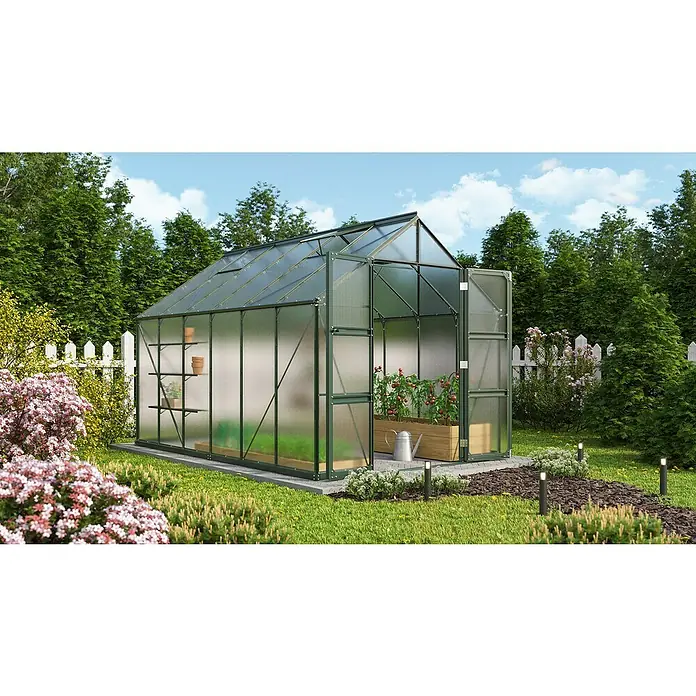 Vitavia Gewächshaus Domus 9900 - Außenmaß inkl. Dachüberstand (B x T): 257 x 387 cm, 6 mm, Smaragd - Geräumiges Gewächshaus mit transparenten Wänden und offenstehender Tür, umgeben von blühenden Pflanzen und grüner Vegetation.