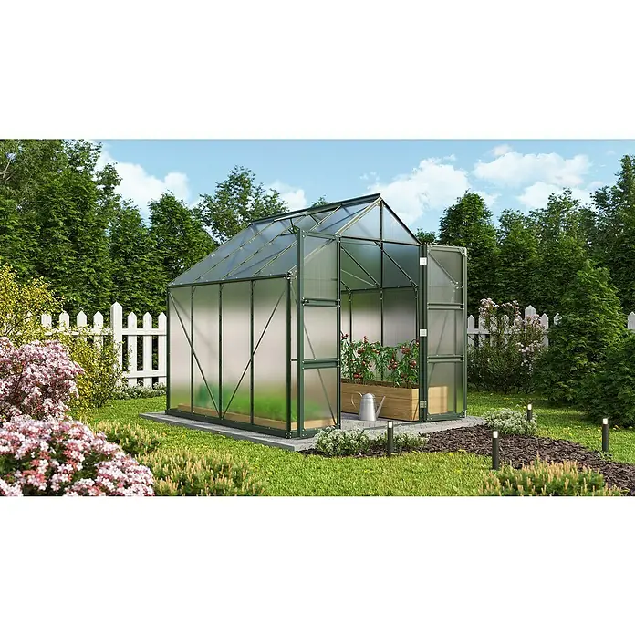 Vitavia Gewächshaus Domus 6700Außenmaß inkl. Dachüberstand (B x T): 257 x 263 cm, 4 mm, Smaragd - Ein Gewächshaus im Garten mit geöffneter Tür, Pflanzenkasten und Bewässerungskanne. Die umliegende Landschaft ist grün und gepflegt.