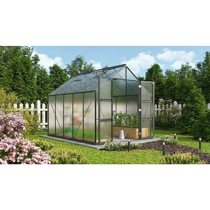 Vitavia Gewächshaus Domus 8300 - Außenmaß inkl. Dachüberstand (B x T): 257 x 325 cm, 4 mm, Schwarz - Eine Nahaufnahme eines Gewächshauses im Garten mit Pflanzen und einem offenen Eingang. Der Fokus liegt auf dem gut gestalteten Gewächshaus.