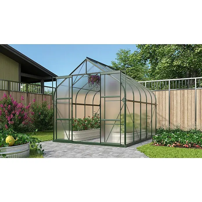 Vitavia Gewächshaus Dione 8300 - 321 cm x 263,5 mm x 254,5 mm, Wandstärke: 4 mm, Smaragd - Ein Gewächshaus im Garten mit Pflanzen und Blumen. Das Gewächshaus ist aus Metall und Glas gefertigt. Ein Gemüsegarten befindet sich im Inneren des Gewächshauses.