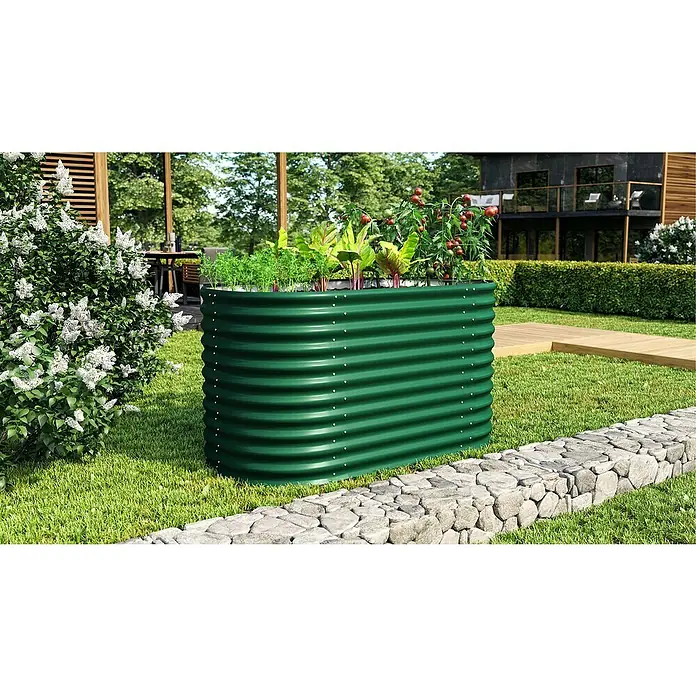 Vitavia Hochbeet Terra 858 - 162 x 82 x 85,8 cm, Zincalume®, Seegras - Ein grünes Hochbeet aus Metall, bepflanzt mit Gemüse und Kräutern, steht in einem gepflegten Garten. Ideal für den Anbau von frischen Zutaten.
