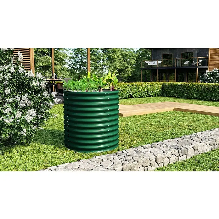 Vitavia Hochbeet Terra 858 - 82 x 82 x 85,8 cm, Zincalume®, Seegras - Ein grünes, geripptes Hochbeet aus Metall, gefüllt mit Pflanzen, steht in einem gepflegten Garten neben einem Steinwall.