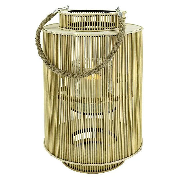 Laterne BambusNatur, Ø x H: 27 x 42 cm - Eine dekorative Bambuslaterne mit einem dicken Seilgriff und einem Glasgefäß, das eine Kerze enthält, sorgt für gemütliches Licht.