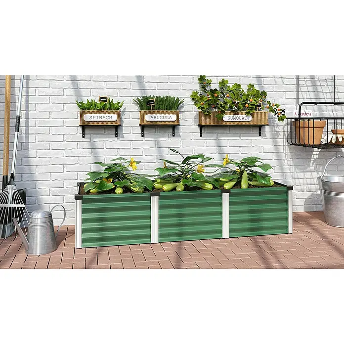 Vitavia Hochbeet Meta In & Out 401 - 185 x 65 x 40 cm, Zincalume®, Seegras/Alu - Ein grüner Hochbeet-Pflanzkasten aus Metall mit Zucchini-Pflanzen, Kräutern an der Wand, Gießkanne und Gartengeräten.