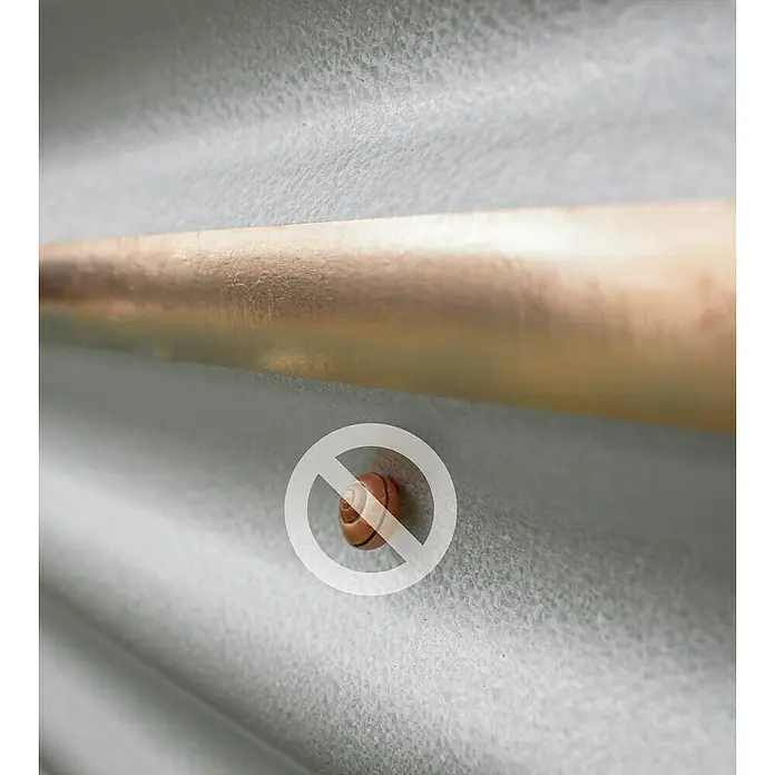 Vitavia Kupferband - 5 m, Selbstklebend - Nahaufnahme eines Kupferrohrs auf einer Wand, das durch ein Verbotszeichen für Schnecken ergänzt wird, was auf eine schneckensichere Lösung hinweist.