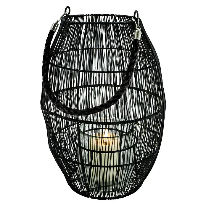 Windlicht - Ø x H: 21 x 30 cm, Schwarz - Schwarze Laterne mit geflochtenem Griff und Kerze im Glas, die eine gemütliche und stimmungsvolle Atmosphäre schafft.