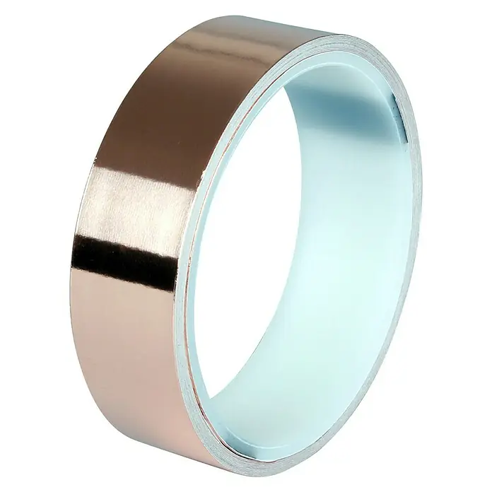 Vitavia Kupferband - 5 m, Selbstklebend - Nahaufnahme einer Rolle glänzenden, kupferfarbenen Klebebands mit weißer Innenseite vor schwarzem Hintergrund.
