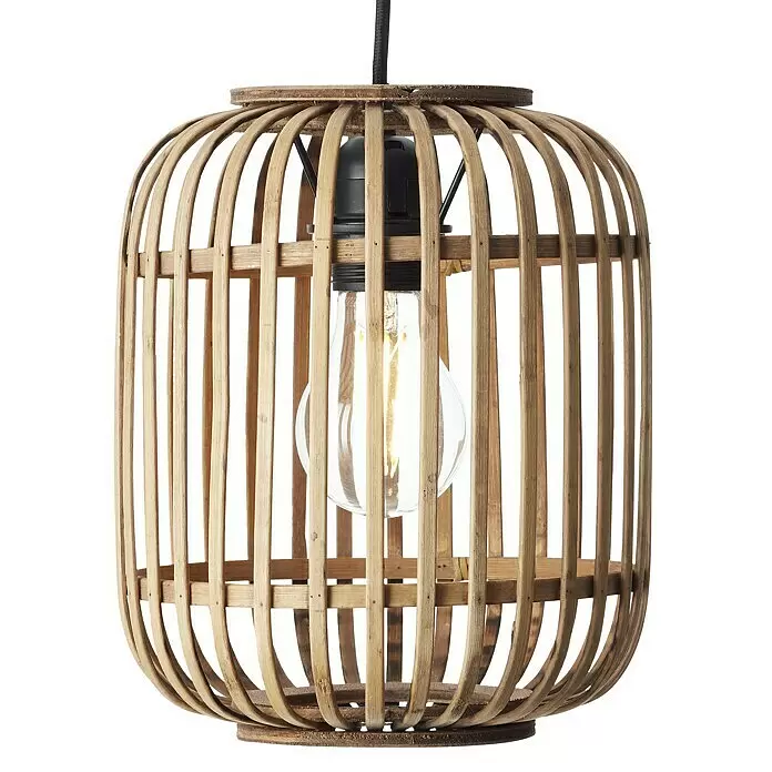 Brilliant Woodrow Pendelleuchte - E27, 60 W, Holz hell - Eine Pendelleuchte aus Bambusgeflecht mit sichtbarer Glühbirne, die an einer schwarzen Schnur hängt.