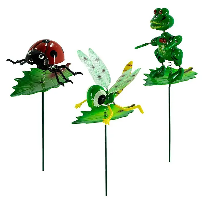 Pflanzenstecker Libelle - L x B x H: 13 x 10 x 50 cm, Metall, Libelle - Gartendeko: Drei bunte, federnde Gartenstecker mit Marienkäfer, Libelle und Frosch auf Blättern für eine verspielte Note im Garten.
