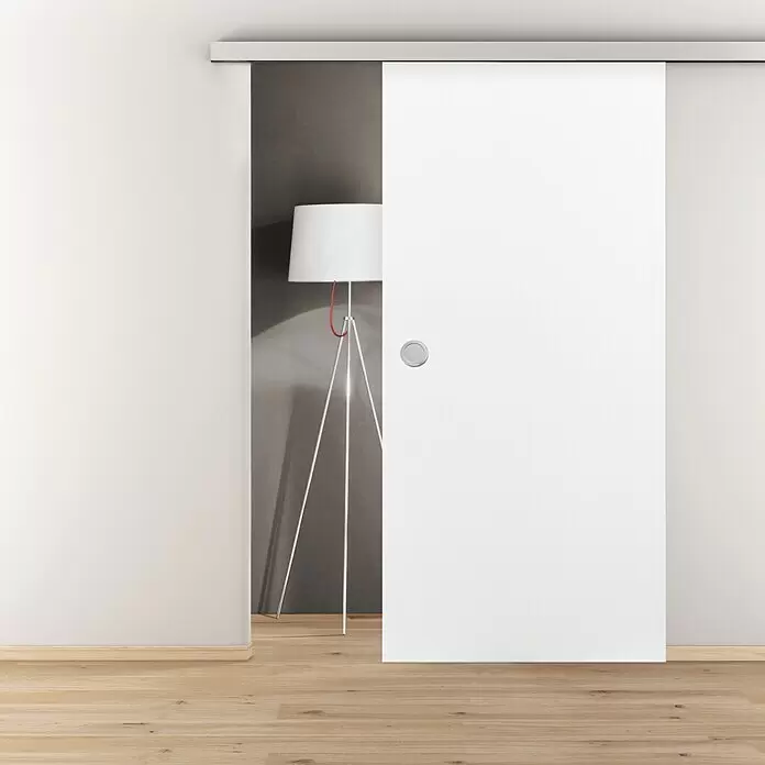Diamond Doors Schiebetür-Komplettset Linea 40 Holz - 935 x 2.058 mm, Weiß, Wabe - Weiße Schiebetür mit rundem Griff, teilweise geöffnet in einem modernen Raum.