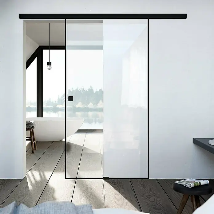 Diamond Doors Black Edition Glasschiebetür Edge935 x 2.058 mm, Klarglas - Moderne Glasschiebetür mit schwarzem Rahmen, die einen eleganten Übergang zum Badezimmer bietet. Das Design maximiert Licht und Raum.